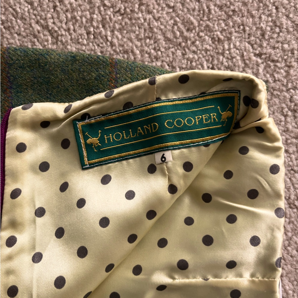 Extremely gorgeous mid-thigh Tweed skirt lined with a unique silk design…